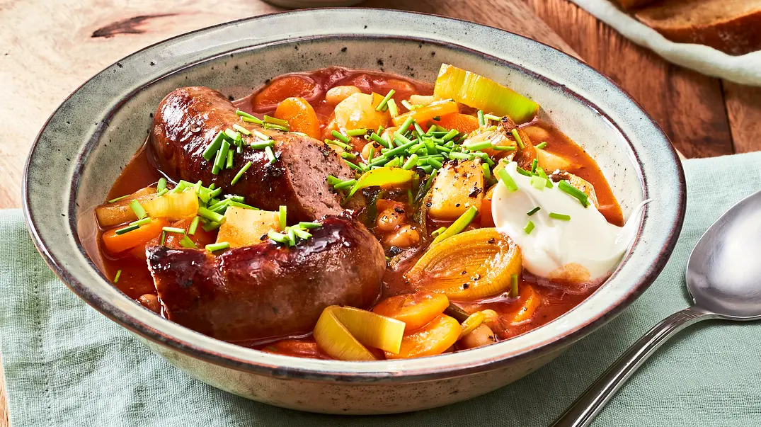 Deftiger Bohnen-Wurst-Topf Rezept - Foto: LECKER @ Bauer Media Group Deftiger Bohnen-Wurst-Topf Rezept - Foto: LECKER @ Bauer Media Group