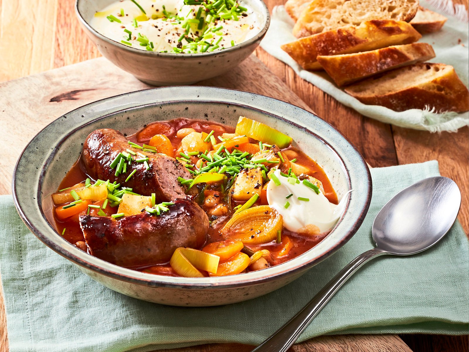 Deftiger Bohnen-Wurst-Topf Rezept | LECKER
