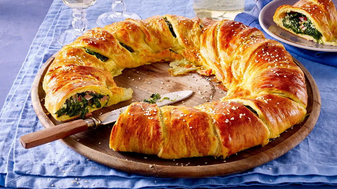 Deftiger Croissant-Kranz Rezept - Foto: LECKER @ Bauer Media Group Deftiger Croissant-Kranz Rezept - Foto: LECKER @ Bauer Media Group