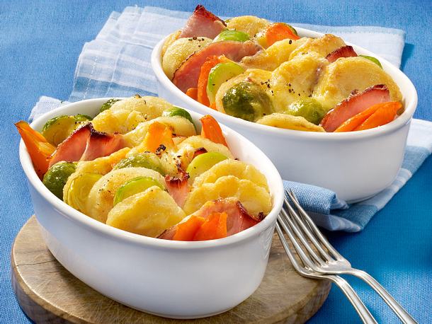Deftiger Gemüseauflauf mit Kasseler und Kartoffelknödel Rezept Deftiger Gemüseauflauf mit Kasseler und Kartoffelknödel Rezept