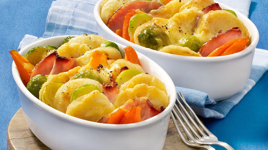 Deftiger Gemüseauflauf mit Kasseler und Kartoffelknödel Rezept - Foto: LECKER @ Bauer Media Group Deftiger Gemüseauflauf mit Kasseler und Kartoffelknödel Rezept - Foto: LECKER @ Bauer Media Group