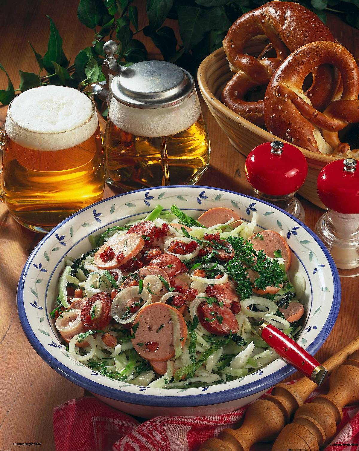 Deftiger Krautsalat mit zweierlei Wurst Rezept