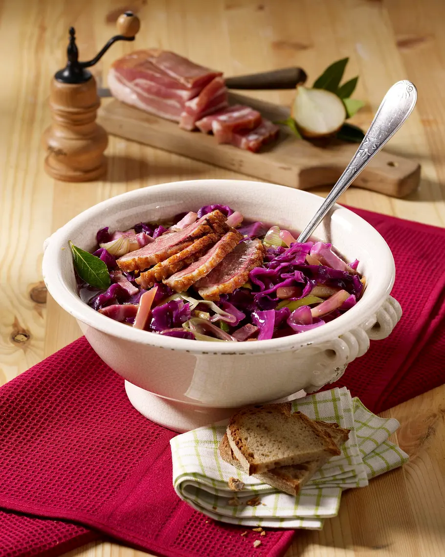 Deftiger Rotkohl-Eintopf mit Entenbrust + Variante Rezept Deftiger Rotkohl-Eintopf mit Entenbrust + Variante Rezept