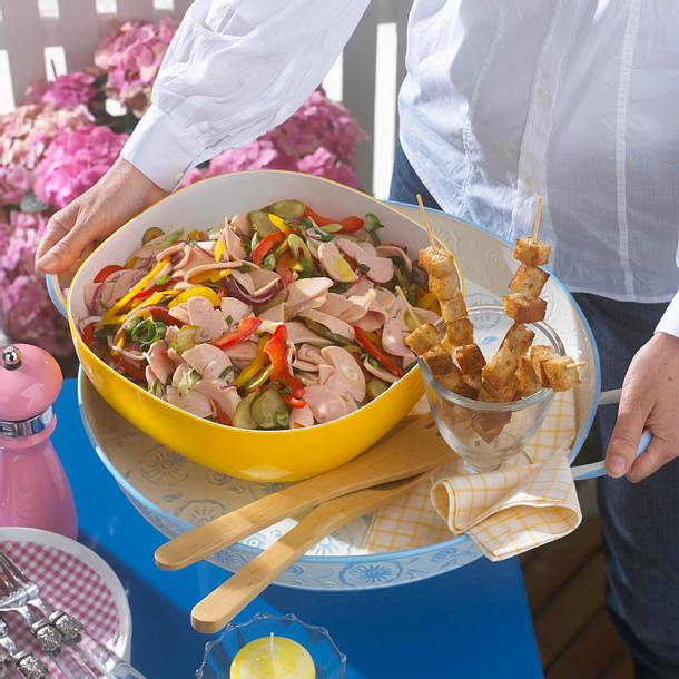Deftiger Wurstsalat mit Brotspießen Rezept Deftiger Wurstsalat mit Brotspießen Rezept