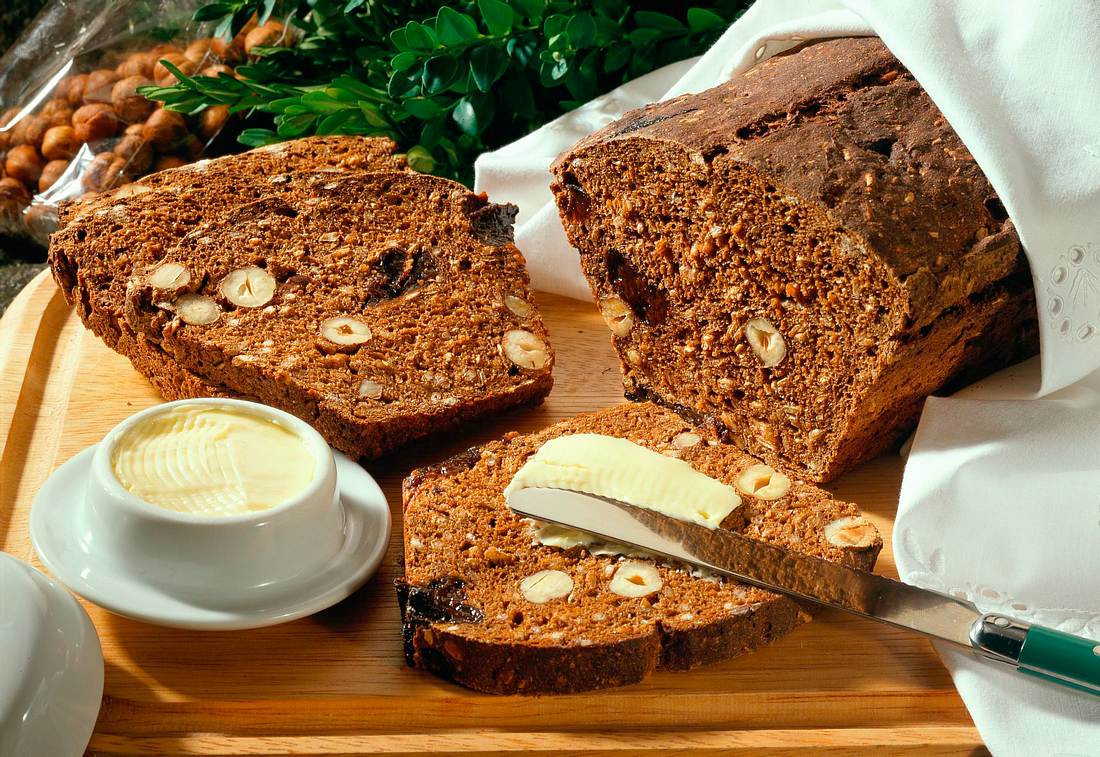 Deftiges Roggenmischbrot mit Pflaumen und Nüssen Rezept | LECKER