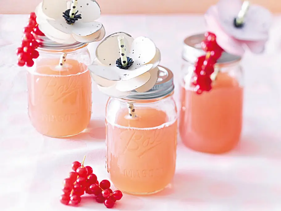 Selbst gemachte Blumendeko für Gläser