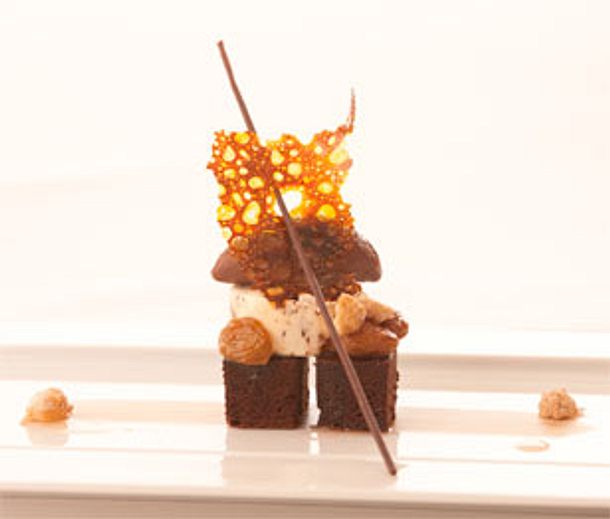 Delice von Nyangbo- Schokolade mit hausgemachten Rum- Rosinen und Piemonteser Haselnüssen (Kolja Kleeberg) Rezept Delice von Nyangbo- Schokolade mit hausgemachten Rum- Rosinen und Piemonteser Haselnüssen (Kolja Kleeberg) Rezept