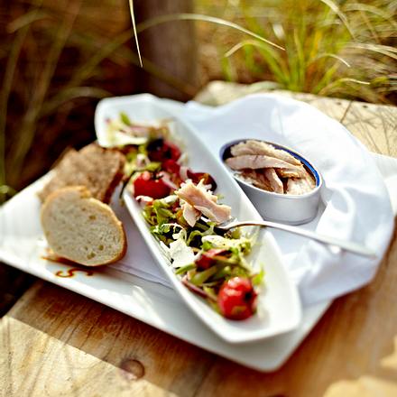 Der beste Büchsenthunfisch der Welt mit Salat Nizza und Baguette Rezept Der beste Büchsenthunfisch der Welt mit Salat Nizza und Baguette Rezept