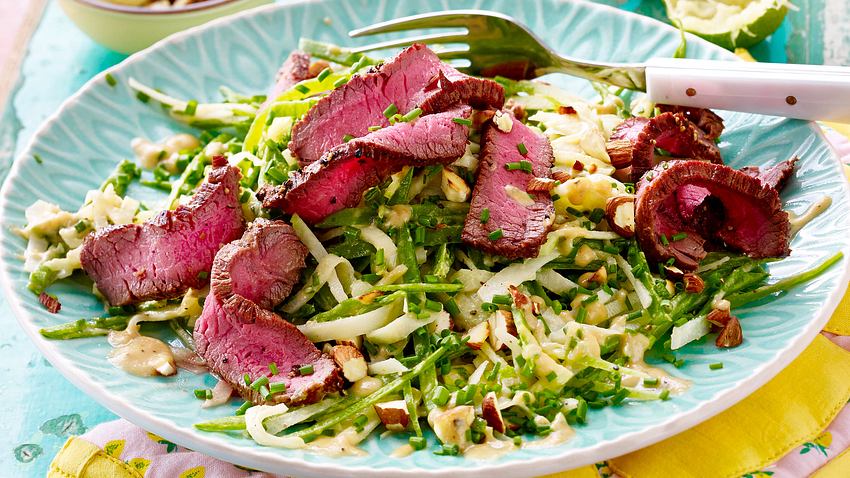 Der isch schwör smoofste Rohkostsalat mit Steakstreifen Rezept - Foto: House of Food / Bauer Food Experts KG