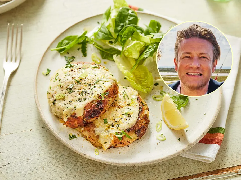 Thunfisch-Kroketten Jamie Oliver Zwei Thunfisch-Kroketten liegen mit Salat auf einem Teller.