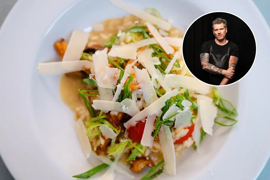 Das Geheimnis für perfektes Pfifferling-Risotto? Ein Sternekoch verrät es Ein Risotto mit Pfifferlingen, Kirschtomaten, Frühlingszwiebeln und Parmesanhobeln serviert in einem tiefen weißen Teller.