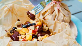 Dessert-Päckchen vom Grill Rezept - Foto: ShowHeroes für LECKER @ Bauer Media Group Dessert-Päckchen vom Grill Rezept - Foto: ShowHeroes für LECKER @ Bauer Media Group