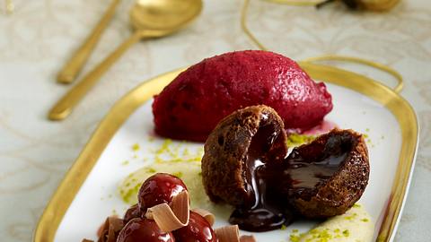 Dessert: Schokoladenkrapfen mit Kirschen und Pistaziensabayon Rezept - Foto: House of Food / Bauer Food Experts KG