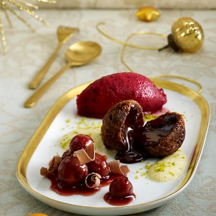 Dessert: Schokoladenkrapfen mit Kirschen und Pistaziensabayon Rezept