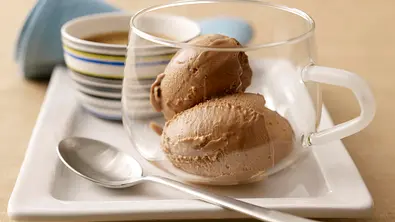 Dessert: Toblerone-Mousse mit QimiQ Rezept - Foto: LECKER @ Bauer Media Group