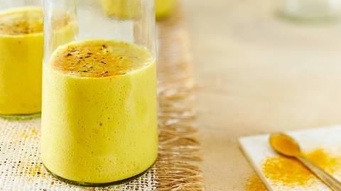 Detox-Smoothie mit Kurkuma Rezept - Foto: House of Food / Bauer Food Experts KG