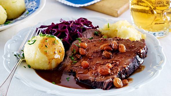 Deutsche Küche: Braten mit Soße und Knödel - Foto: House of Food / Bauer Food Experts KG