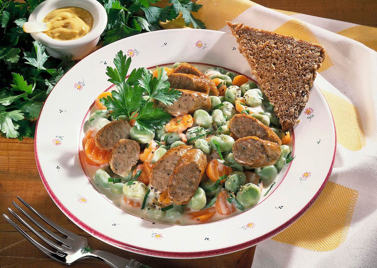 Dicke Bohnen, Möhren und Bratwurst Rezept