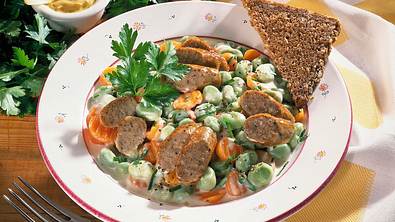 Dicke Bohnen, Möhren und Bratwurst Rezept - Foto: LECKER @ Bauer Media Group