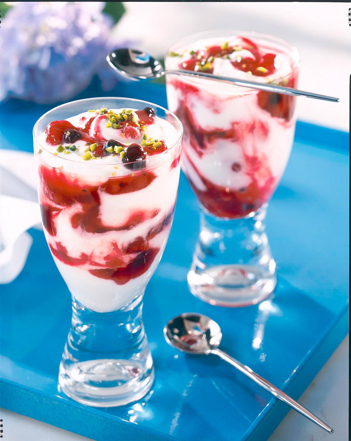 Dickmilch-Creme mit Beeren Rezept