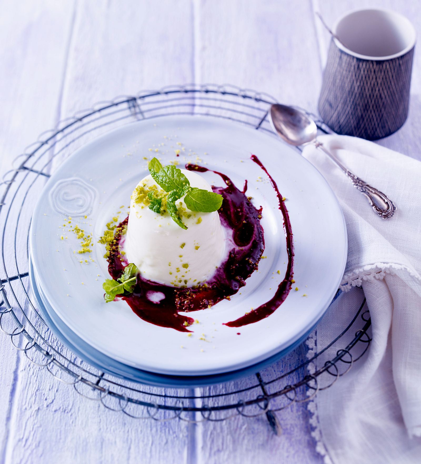 Dickmilch-Flan mit Heidelbeersoße Rezept | LECKER