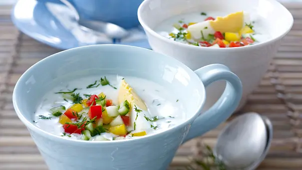 Dickmilch-Kaltschale mit Gurke und Ei Rezept - Foto: LECKER @ Bauer Media Group Dickmilch-Kaltschale mit Gurke und Ei Rezept - Foto: LECKER @ Bauer Media Group