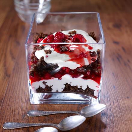 Dickmilchcreme mit Himbeeren auf Pumpernickelbrösel Rezept