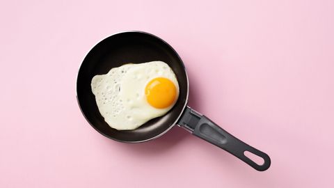 Ein Spiegelei in einer Pfanne vor rosa Hintergrund - Foto: LECKER @ Bauer Media Group / jchizhe