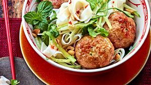 Die sind ja scharf: Chili-Frikadellen mit Reisnudelsalat Rezept - Foto: House of Food / Bauer Food Experts KG
