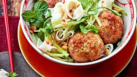 Die sind ja scharf: Chili-Frikadellen mit Reisnudelsalat Rezept - Foto: House of Food / Bauer Food Experts KG