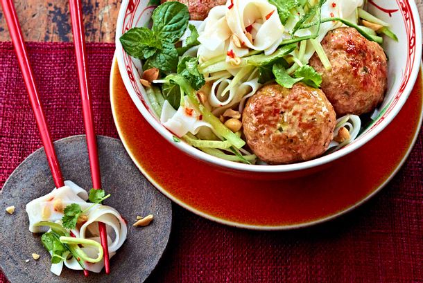 Chili-Frikadellen mit Reisnudelsalat Rezept Chili-Frikadellen mit Reisnudelsalat Rezept