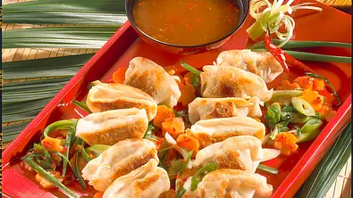 Dim-Sum mit süß-saurem Gemüse Rezept - Foto: LECKER @ Bauer Media Group