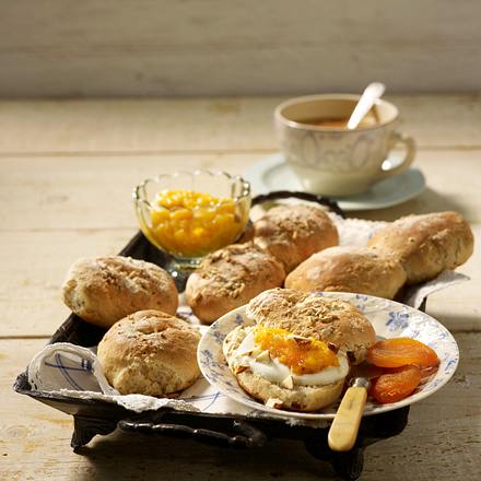 Dinkel-Krüsti-Brötchen dazu Aprikosen-Aufstrich Rezept Dinkel-Krüsti-Brötchen dazu Aprikosen-Aufstrich Rezept
