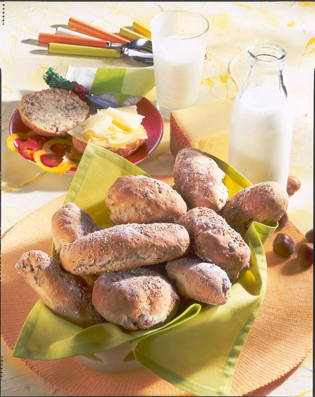 Dinkel-Nuss-Brötchen Rezept | LECKER