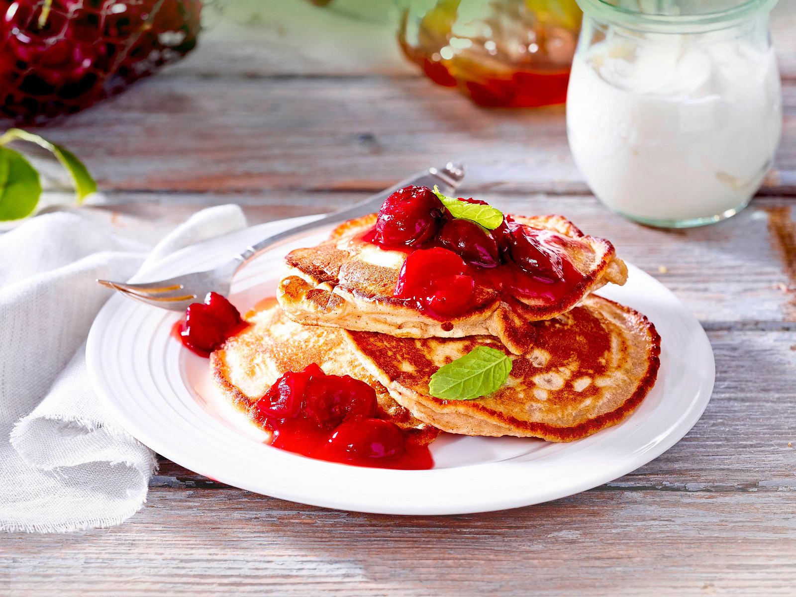 Dinkel-Pancakes mit Kirschen Rezept | LECKER