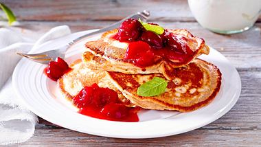 Dinkel-Pancakes mit Kirschen Rezept - Foto: House of Food / Bauer Food Experts KG
