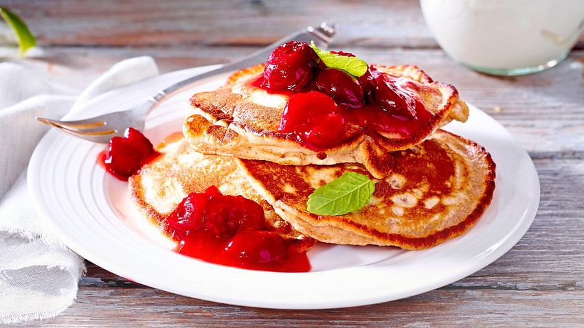 Dinkel-Pancakes mit Kirschen Rezept - Foto: House of Food / Bauer Food Experts KG