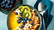 Dinkel-Porridge mit Mangopüree Rezept - Foto: LECKER @ Bauer Media Group