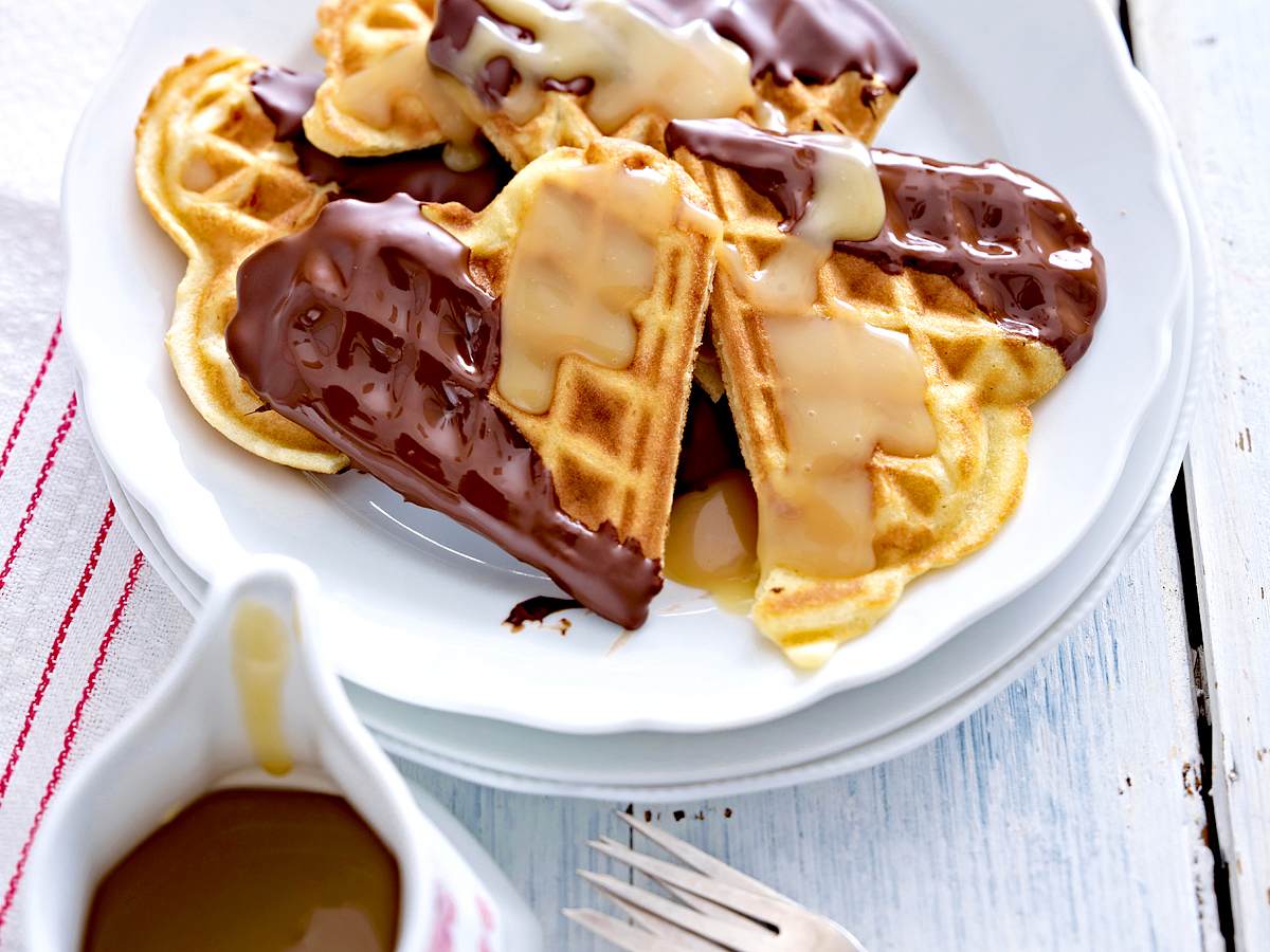 Dinkel-Schoko-Waffeln mit Karamellsoße Rezept