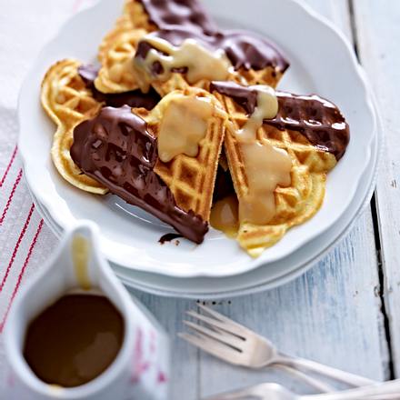 Dinkel-Schoko-Waffeln mit Karamellsoße Rezept Dinkel-Schoko-Waffeln mit Karamellsoße Rezept