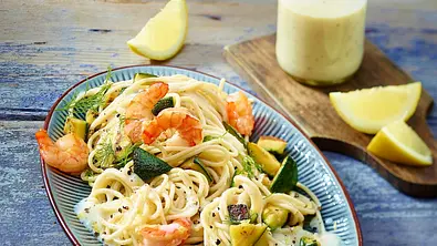Dinkel-Spaghetti mit Garnelen und Zitronensoße Rezept - Foto: LECKER @ Bauer Media Group