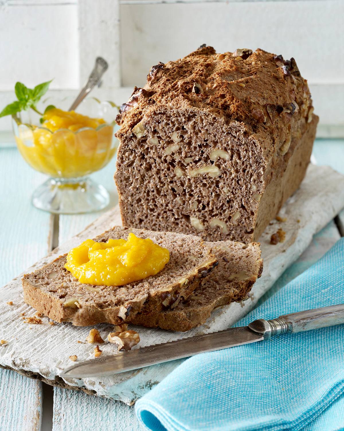 Dinkel-Walnuss-Brot mit Aprikosen-Mango-Aufstrich Rezept