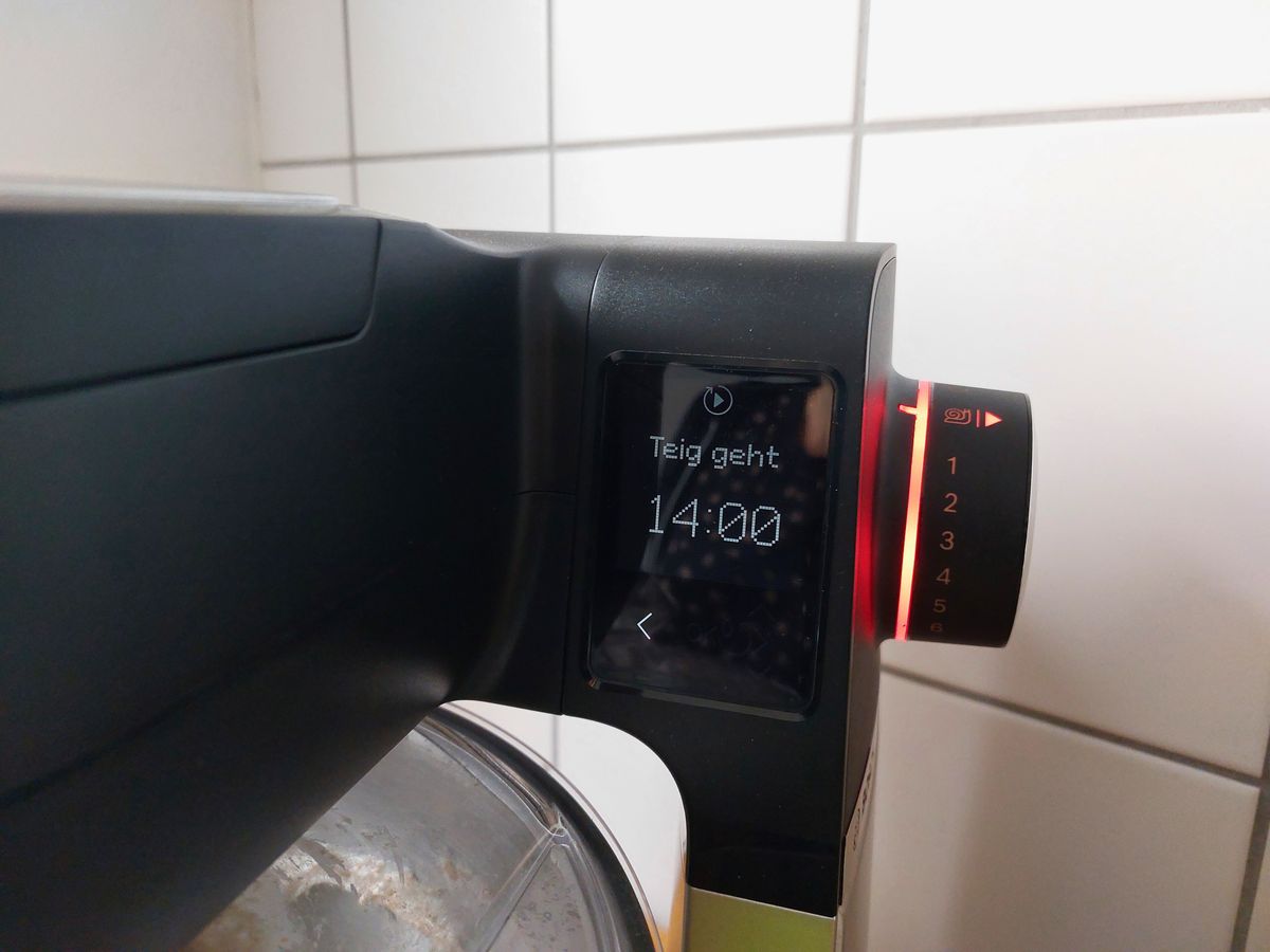 Display der Bosch MUMS6 mit automatischem Hefeteig-Programm