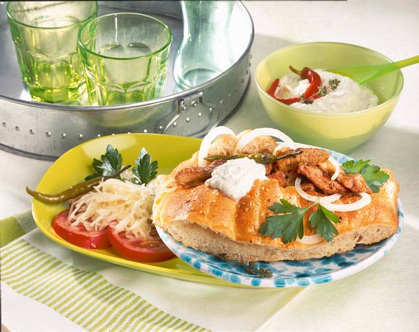 Döner mit Gyros, Krautsalat, Tomate und Tsatsiki Rezept