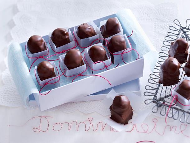 Dominosteine mit Portweinpflaumen Rezept Dominosteine mit Portweinpflaumen Rezept