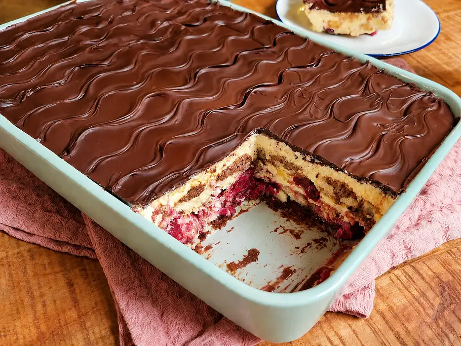 Donauwellen-Tiramisu Rezept Donauwellen-Tiramisu, angeschnitten. Man erkennt Löffelbiskuit, Kirschen, die helle Creme und den Schokoguss.
