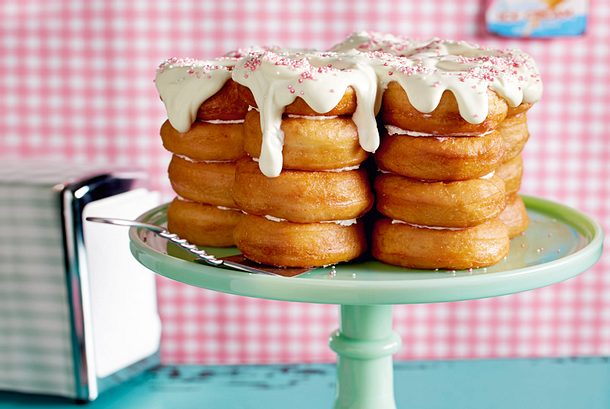 Donuts-Torte mit Himbeercreme Rezept Donuts-Torte mit Himbeercreme Rezept