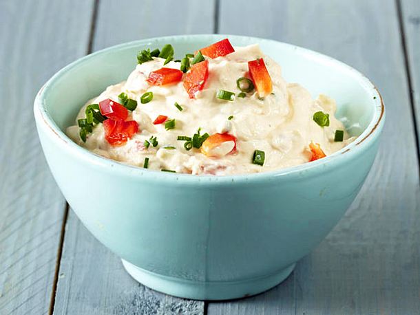 Doppelrahm-Frischkäse-Aufstrich mit Aiwar, Paprikawürfeln und Schnittlauch Rezept Doppelrahm-Frischkäse-Aufstrich mit Aiwar, Paprikawürfeln und Schnittlauch Rezept