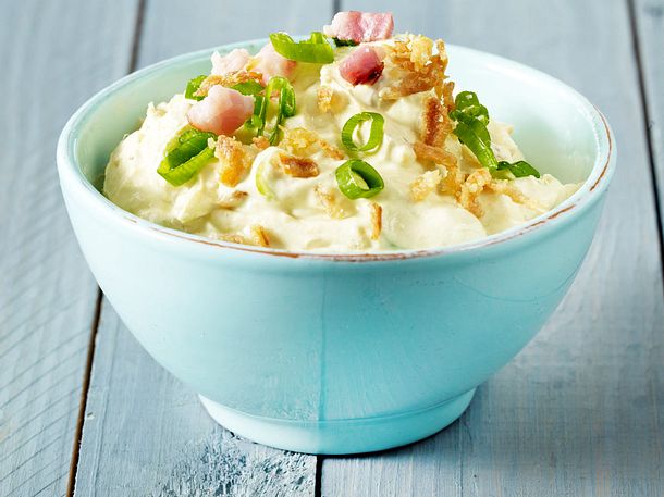 Doppelrahm-Frischkäse-Aufstrich mit gebratenen Speckwürfeln, Lauchzwiebeln, Senf und Röstzwiebeln Rezept Doppelrahm-Frischkäse-Aufstrich mit gebratenen Speckwürfeln, Lauchzwiebeln, Senf und Röstzwiebeln Rezept