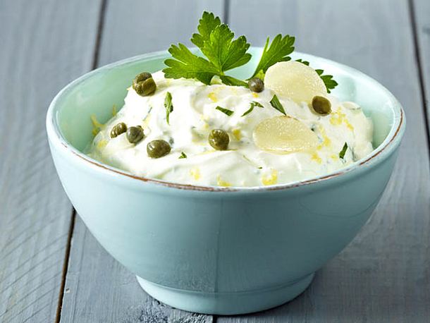 Doppelrahm-Frischkäse-Aufstrich mit Petersilie, Knoblauch, Zitronenschale und Kapern Rezept Doppelrahm-Frischkäse-Aufstrich mit Petersilie, Knoblauch, Zitronenschale und Kapern Rezept